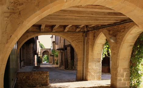 Arcades à Sauveterre de Rouergue