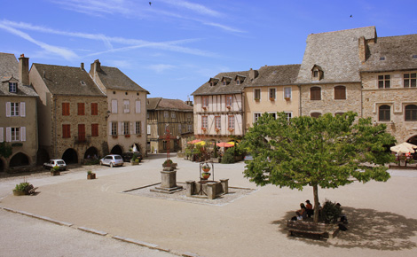 La place de Sauveterre-de-Rouergue